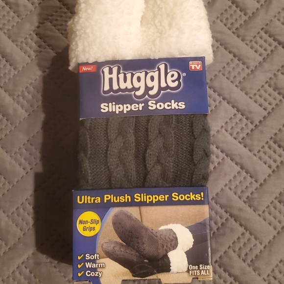 HUGGLE Fleece Slipper Crew Socks & Plush Blanket Scarf Set - Gray - Picture 8 of 10